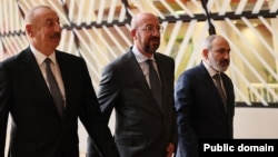 Председатель Европейского совета Шарль Мишель (в центре), премьер-министр Армении Никол Пашинян (справа) и президент Азербайджана Ильхам Алиев (архивная фотография)