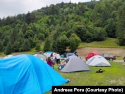 Campingul din Plaiul Foii, Munții Piatra Craiului, este la 12 km de Zărnești. Este un camping relativ nou, acum câțiva ani se puteau pune corturile „la liber” în poiana care deschide Valea Rudăriței. Poiana a fost parțial distrusă de amenajarea albiei râului. În camping își fac deseori apariția urșii.