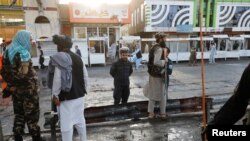 ماموران طالبان در محل انفجاری که روز ۱۵ مرداد غرب کابل را لرزاند