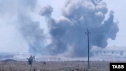 Дым ад выбуху боепрыпасаў у Джанкойскім раёне ў анэксаваным Расеяй Крыме 16 жніўня 2022 году. Ілюстрацыйнае фота