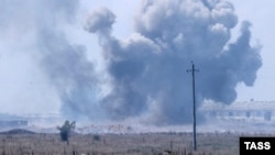 Дым от взрывов боеприпасов в Джанкойском районе, 16 августа 2022