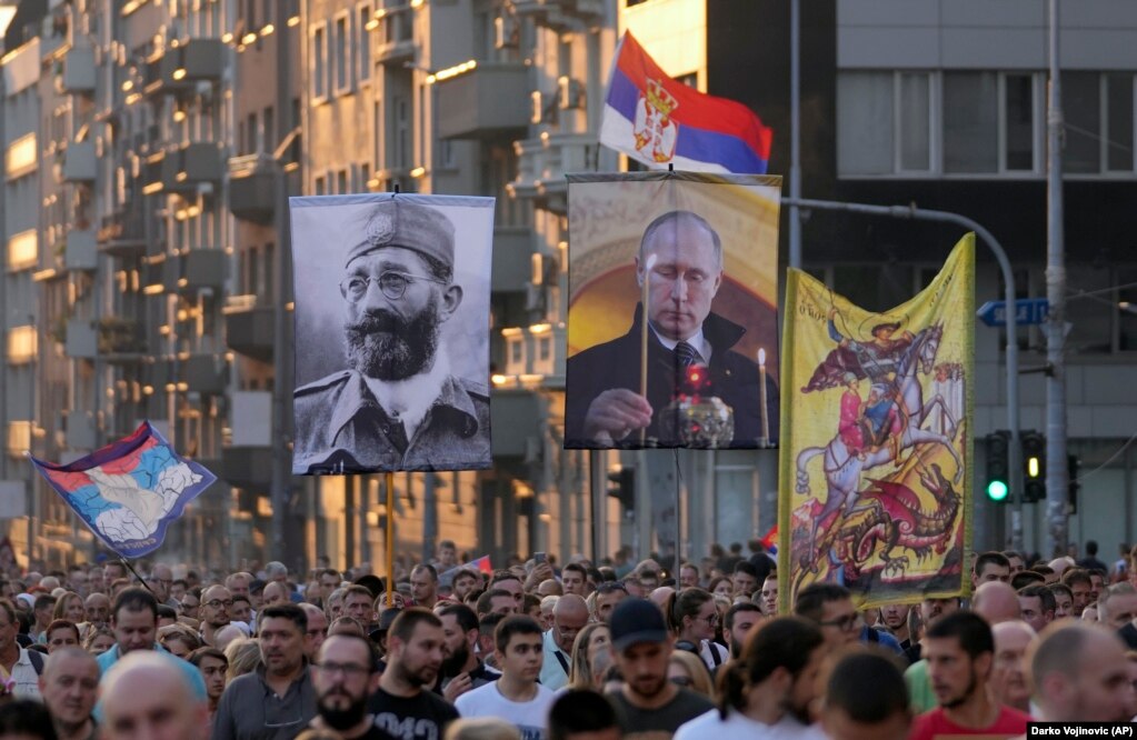 Gjatë marshit të 28 gushtit, pjesëmarrësit mbanin fotografitë e Putinit dhe Dragolub &ldquo;Drazha&rdquo; Mihailoviqit, një udhëheqës kontrovers nacionalist serb gjatë Luftës së Dytë Botërore. Më 2013, Rusia miratoi një ligj që ndalonte &ldquo;propagandën e marrëdhënieve jotradicionale seksuale&rdquo;, në mesin e të miturve, të ndëshkueshme me gjoba dhe me burgim.