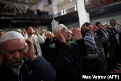 Крымские татары молятся в мечети Бахчисарая