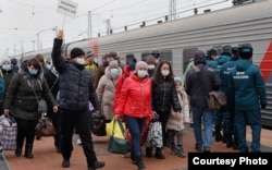 Украинские беженцы прибывают на вокзал в России