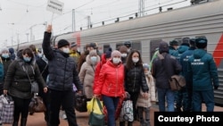 Украинцы, вывезенные в Россию, на вокзале в Белгородской области