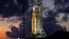 Racheta lunară de nouă generație a NASA, sistemul de lansare spațială (SLS) Artemis 1, este prezentată la Centrul Spațial Kennedy din Cape Canaveral, Florida, pe 27 iunie 2022.
