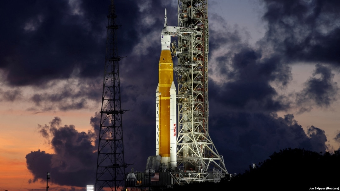 Racheta lunară de nouă generație a NASA, sistemul de lansare spațială (SLS) Artemis 1, este prezentată la Centrul Spațial Kennedy din Cape Canaveral, Florida, pe 27 iunie 2022.