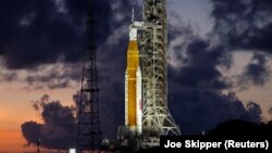 Racheta lunară de nouă generație a NASA, sistemul de lansare spațială (SLS) Artemis 1, este prezentată la Centrul Spațial Kennedy din Cape Canaveral, Florida, pe 27 iunie 2022.