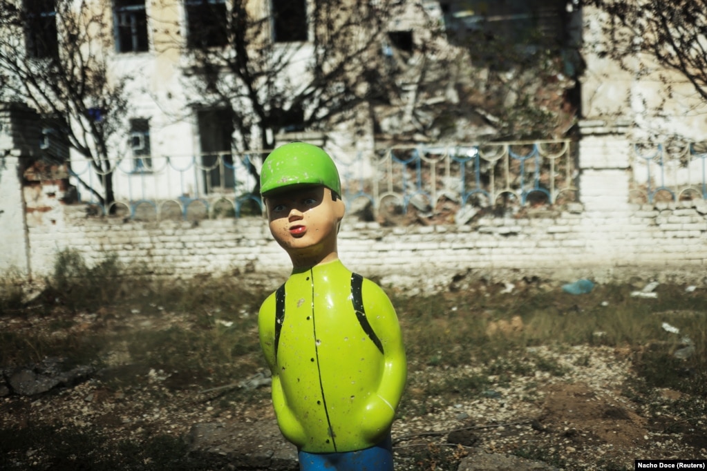 Vrimat e copëzave të hedhura nga një shpërthim në një skulpturë të një fëmije pranë një shkolle në Siversk, rajoni Donjeckut.