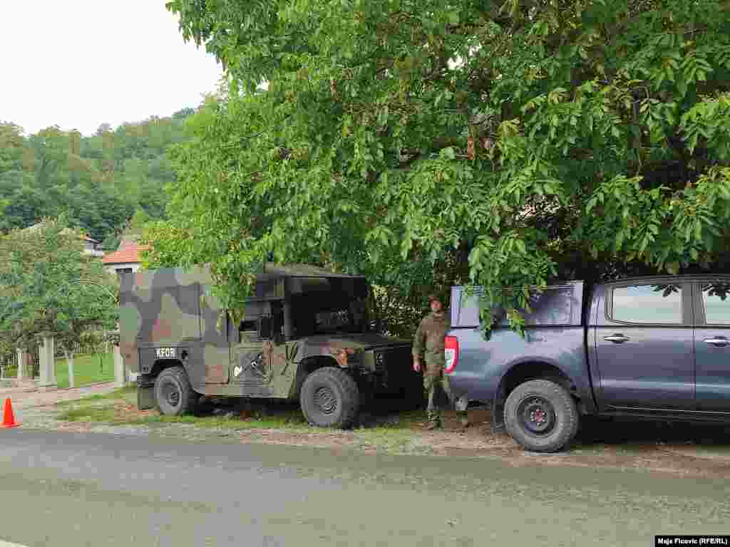 Prisustvo KFOR-a se može videti i u Rudaru, još jednom mestu na severu Kosova gde su pre 3 nedelje podignute barikade. Pojačano prisustvo Kfora primećeno je duž celog autoputa Mitrovica-Raška, na severu Kosova.