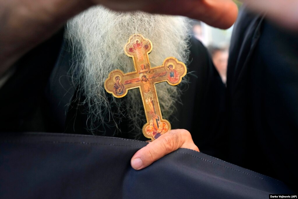 Serbia është duke kërkuar formalisht anëtarësimin në Bashkimin Evropian, teksa në të njëjtën kohë po synon t&rsquo;i ruajë lidhjet e ngushta me Rusinë, e cila ka miratuar ligje shtypëse kundër komunitetit LGBT në vitet e fundit.