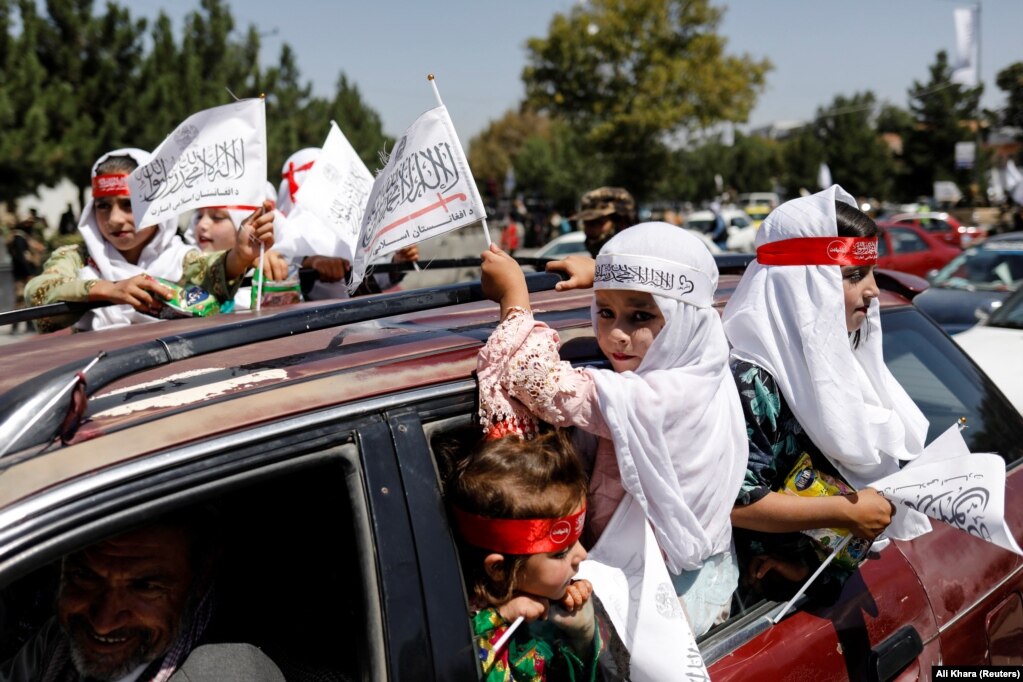 Vajzat në një rrugë të Kabulit duke marrë pjesë në një festë të talibanëve për shënimin e përvjetorit të parë të tërheqjes përfundimtare të trupave të Shteteve të Bashkuara të Amerikës nga Afganistani.
