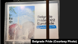 Bilbordi koji su se našli na meti protivnika Evroprajda prikazuju dva momka i dve devojke kako se ljube, vidi se na fotografijama koje su iz organizacije Evroprajda dostavljene Radiju Slobodna Evropa (RSE)