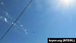 Российский военный самолет-истребитель в небе над Феодосией, 10 августа 2022 года