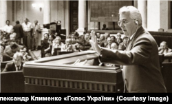 Леонид Кравчук Украинанын парламентинде чыгып сүйлөөдө. 1991-жыл.