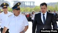 Президент Кыргызстана Садыр Жапаров (справа) и председатель ГКНБ Камчыбек Ташиев
