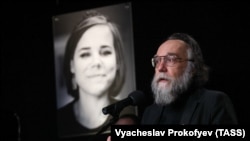 Ideologul rus de extremă-dreapta Aleksandr Dughin vorbește la o ceremonie de comemorare a fiicei sale Daria Dughina, la Moscova, la 23 august. 