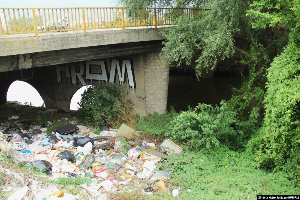 Mbeturinat e hedhura pranë brigjeve të Vardarit në Shkup.
