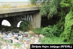 Mbeturinat e hedhura pranë brigjeve të Vardarit në Shkup.