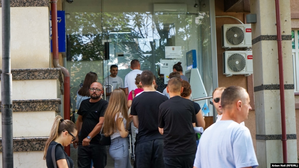 Qytetarët prisnin të pajiseshin në mënyrë elektronike me certifikata tek e-Kioska.