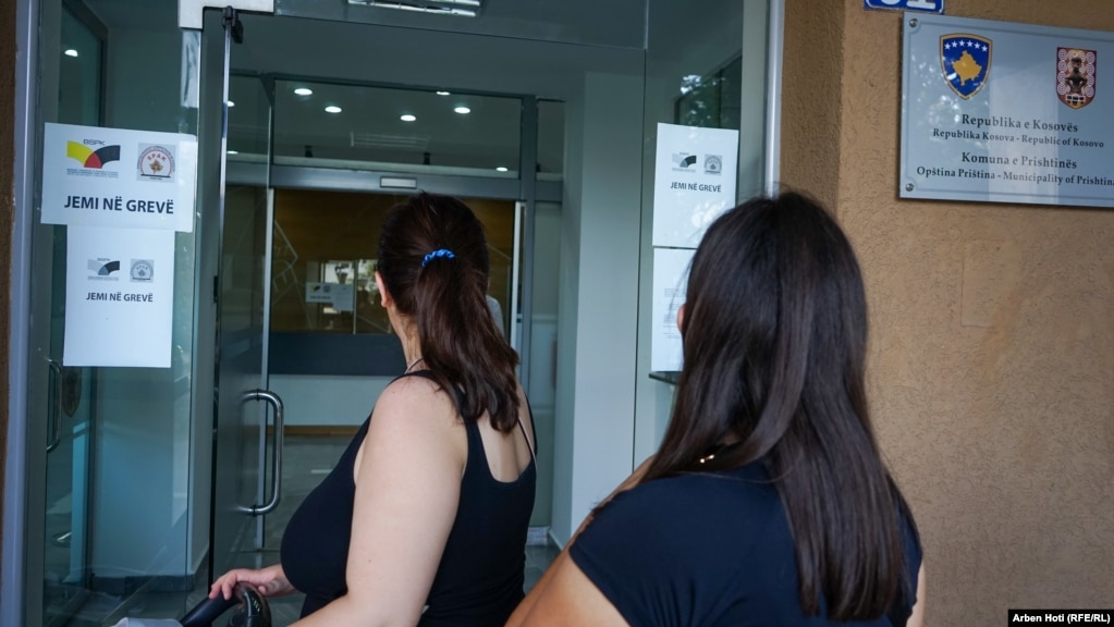 Qytetarët kthehen pasi edhe shërbyesit civilë janë në grevë.