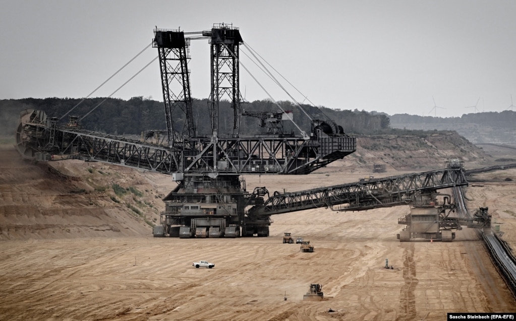 Një ekskavator për nxjerrjen e qymyrit të kaftë duke punuar në minierën Tagebau Hambach më 17 gusht. Industria e qymyrit në Gjermani aktualisht ka shënuar rritje të shitjeve, ndërsa konsumatorët përgatiten për dimër dhe faturat e gazit për familjet po rriten.