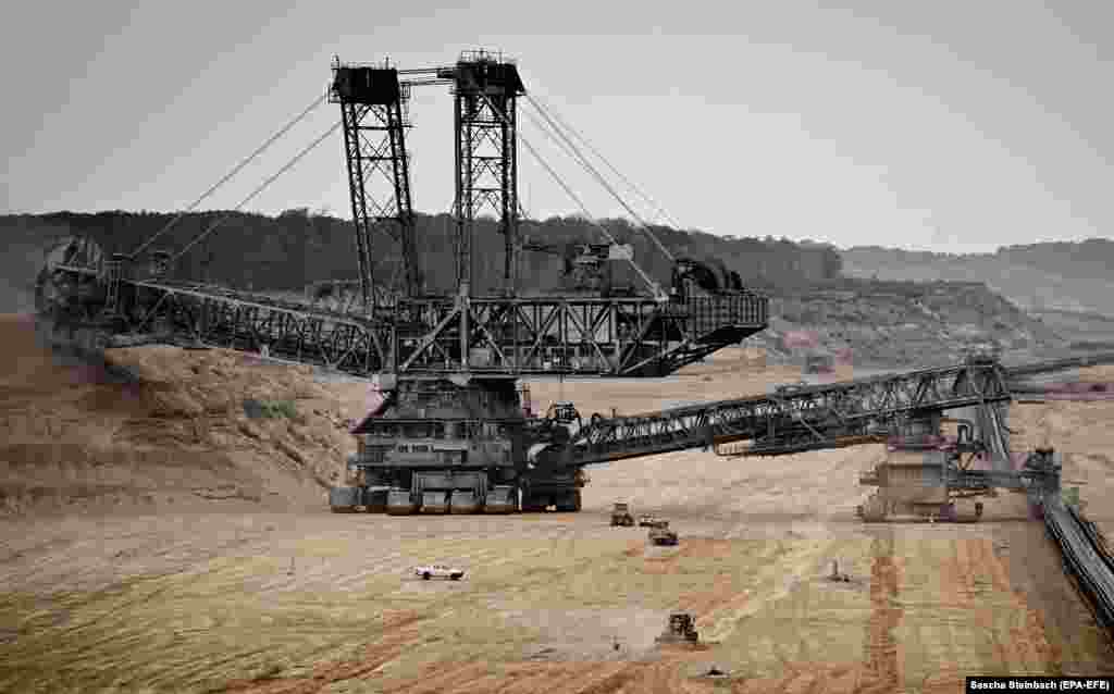Экскаватор работает на шахте бурых углей Tagebau Hambach, 17 августа 2022 года. Сейчас в угольной промышленности Германии наблюдается резкий рост продаж угля, поскольку потребители готовятся к зиме, а счета за газ для домохозяйств растут