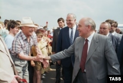 Канцлер ФРГ Гельмут Коль и президент СССР Михаил Горбачев во время встречи в Ставрополе. 16 июля 1990 г.