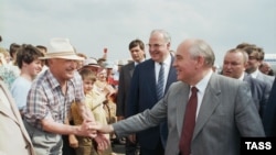 СССР - В аэропорту Ставрополя встречаются канцлер ФРГ Гельмут Коль и президент СССР Михаил Горбачев, 16 июля 1990 г.
