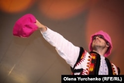 Лидер группы Kalush Orchestra Олег Псюк на концерте в Стокгольме, 6 августа 2022 года