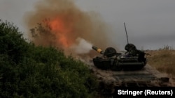 Ukrainian soldiers fire toward Russian troops at a position in the Donetsk region on August 12. 