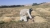 یکی از دهقانان که امسال به دلیل خشکسالی های زیاد حاصلات کمتری برداشت کرده بود