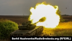 Танки дають вогню: на Донбасі поширилися танкові бої (фоторепортаж)