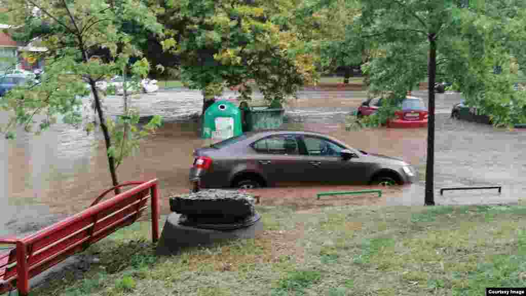 Паркинг во населбата Аеродром во Скопје претворен во езерце