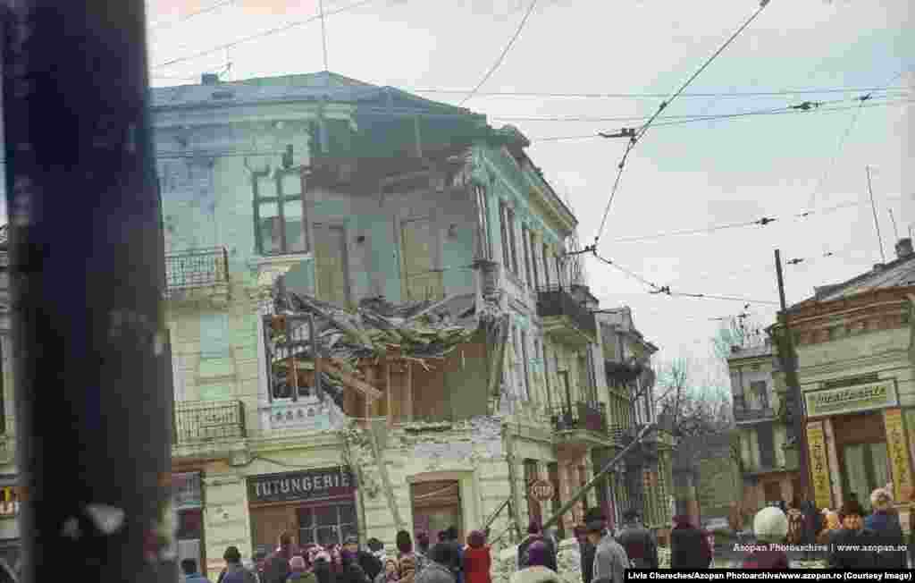  În 1977, Livia Cherecheș a făcut fotografii ale consecințelor cutremurului din 4 martie. Apoi, diapozitivele istorice color au stat în dulapul ei timp de aproape o jumătate de secol. În imagine, o clădire avariată din București, care a fost ulterior demolată.&nbsp; 