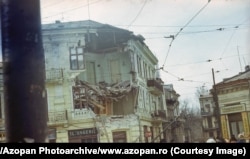 O clădire avariată din București, care a fost ulterior demolată.