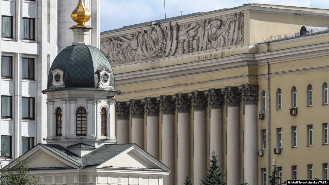 Здание Минобороны на Знаменке (задний план)