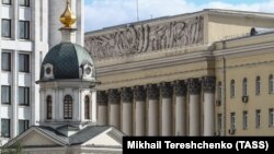 Будинок Міноборони Росії на Знам’янці в Москві (задній план)