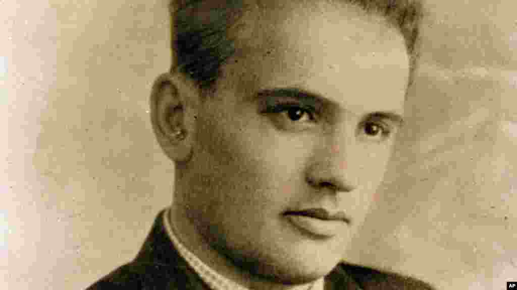 Gorbačov u dobi od 19 godina, sa ordenom Crvenog barjaka koji je dobio za vožnju kombajna na ravnicama južne Rusije.