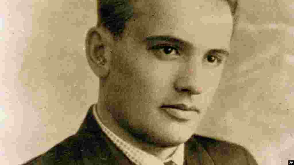 A fiatal Gorbacsov 19 évesen, a Munka Vörös Zászlója kitüntetéssel, amelyet&nbsp; egy kombájn vezetéséért kapott