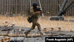 Anglia trajnon rekrutët ukrainas për luftën kundër forcave ruse 