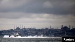 Росія обійшла заборону на рух військових кораблів через протоки Босфор і Дарданелли, запроваджену Туреччиною, пише агентство