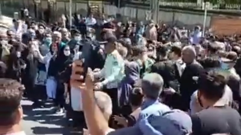 Иранда митингге чыккандар “президентке өлүм” деп ураан чакырышты