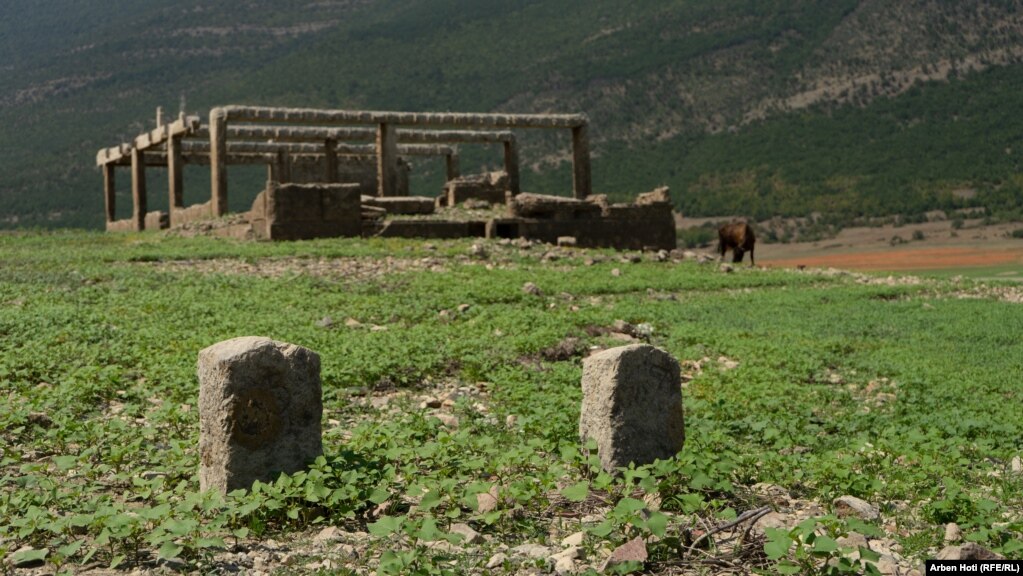 Ky është objekti i Doganës së vjetër, që dikur ishte nën ujin e Liqenit të Fierzës.&nbsp;