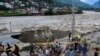 Oamenii se adună în fața unui drum afectat de inundații în urma ploilor musonice abundente în zona Madian din nordul Pakistanului, în Valea Swat, 27 august 2022.<br />
<br />
Mii de persoane care locuiesc în apropierea râurilor umflate de inundații din nordul Pakistanului au primit ordin de evacuare pe 27 august, în timp ce bilanțul victimelor ploilor musonice devastatoare depășește 1.000 de morți, fără a se întrevedea un sfârșit.<br />
<br />
Autoritatea națională de gestionare a dezastrelor din țară (NDMA) <a href="https://edition.cnn.com/2022/08/28/asia/pakistan-flooding-intl/index.html" target="_blank">a declarat</a> că 119 persoane au murit și 71 au fost rănite numai în ultimele 24 de ore.<br />
<br />
&nbsp;