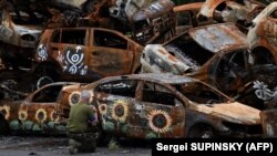 Символическое кладбище автомобилей, уничтоженных обстрелами российских военных. Ирпень, 9 августа 2022 г.
