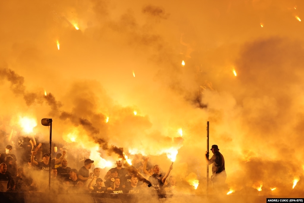 Mbështetësit e klubit të futbollit Partizan duke hedhur fishekzjarrë gjatë një ndeshje të SuperLigës së Serbisë, ndërmjet Partizanit dhe Yllit të Kuq në Beograd.