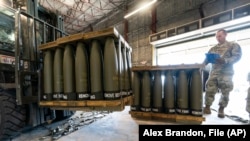 A U.S. serviceman checks pallets of 155-millimeter shells ultimately bound for Ukraine at an Air Force base in Delaware. (file photo)