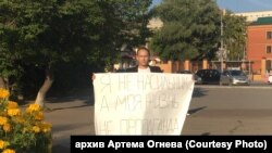 Egyszemélyes tüntetés a törvény ellen Omszkban, Oroszországban 2022. augusztus 29-én