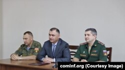 (შუაში) ოკუპირებული ცხინვალის რეგიონის "პრეზიდენტი" ალან გაგლოევი, (მარჯვნივ) "თავდაცვის მინისტრი" მარატ პავლოვი